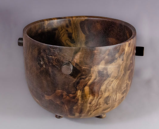 Walnut bowl, carved feet and decorative knobs